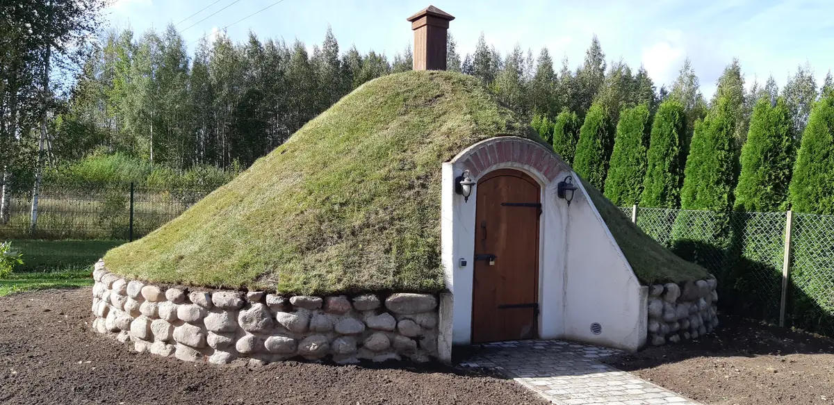 Siirdmuru keldrikatusel, pärast paigaldust